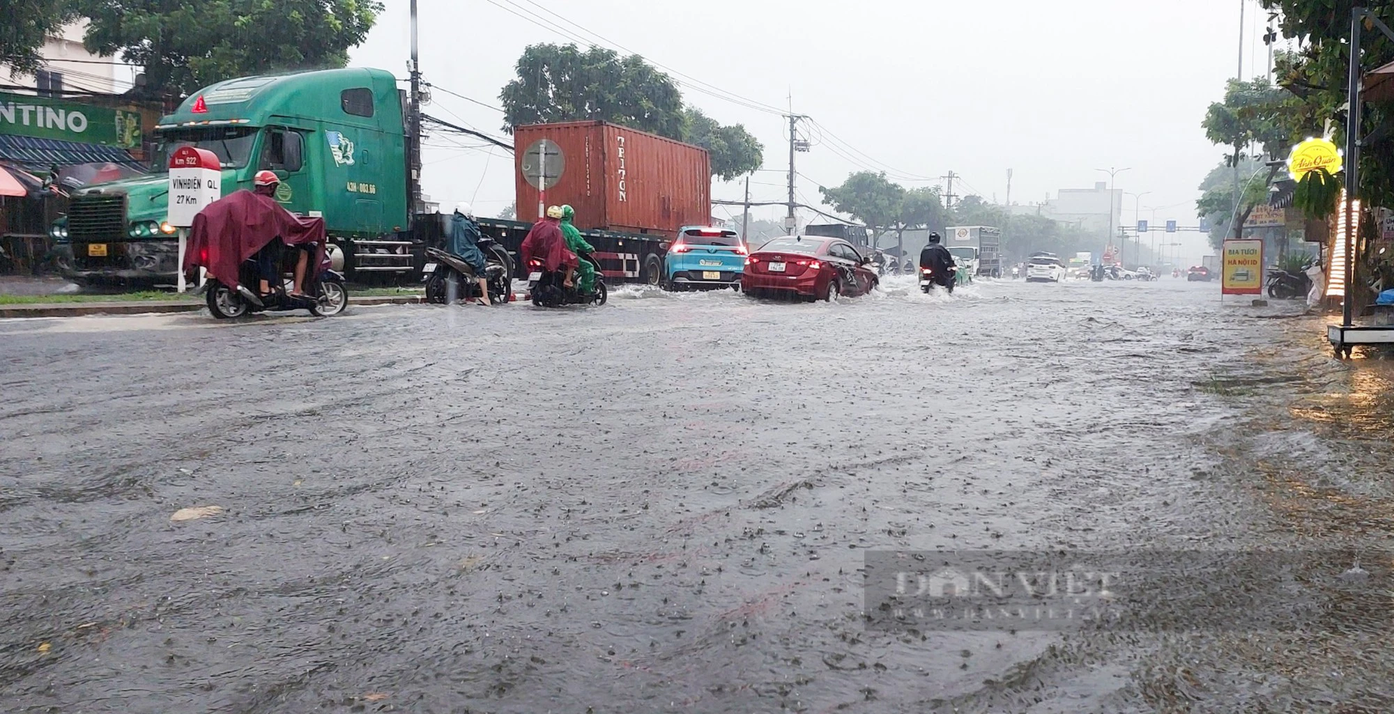 Đường ngập nước lênh láng, người dân chật vật dẫn xe chết máy sau mưa lớn tại Đà Nẵng - Ảnh 1.