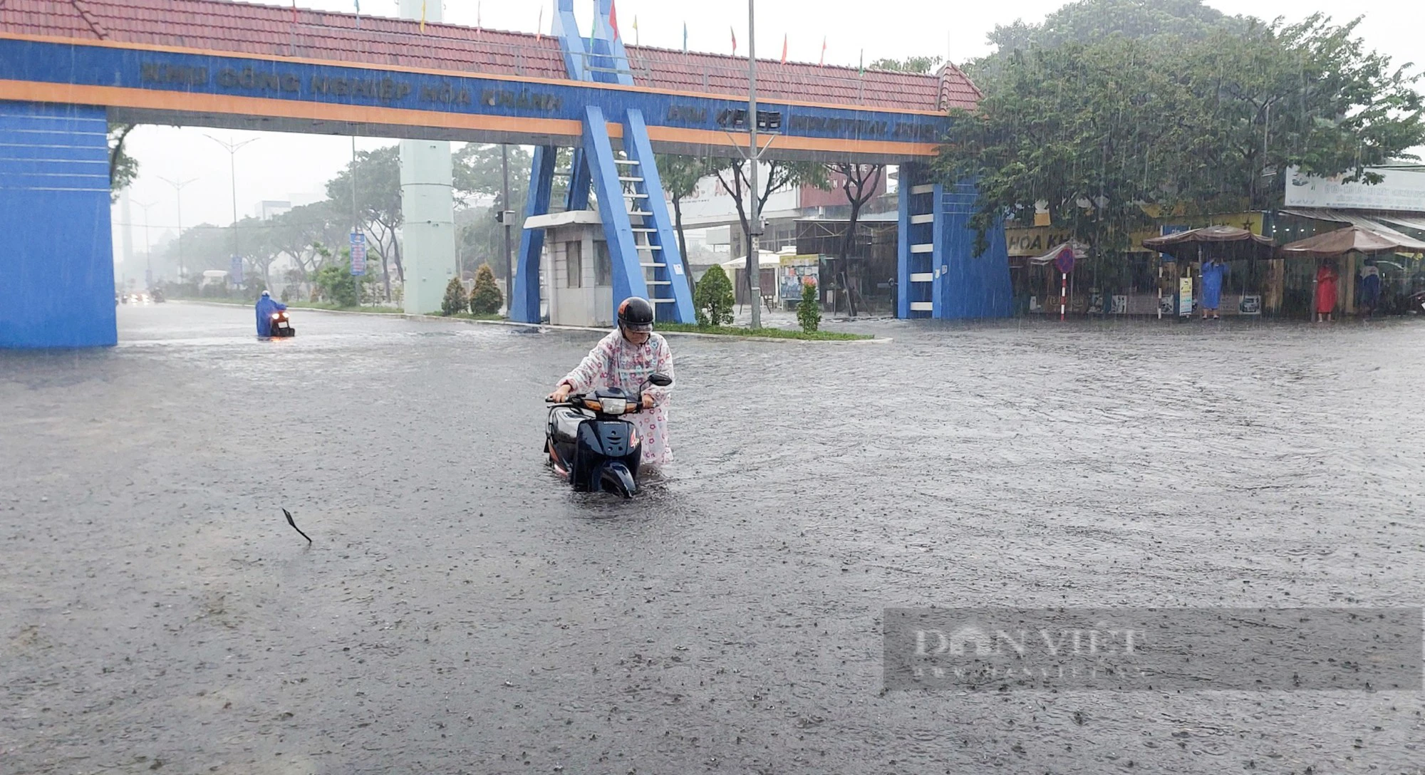 Đường ngập nước lênh láng, người dân chật vật dẫn xe chết máy sau mưa lớn tại Đà Nẵng - Ảnh 2.