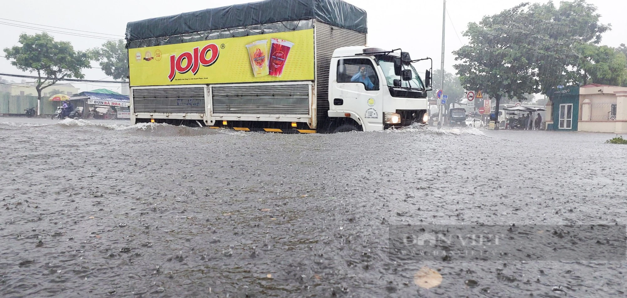 Đường ngập nước lênh láng, người dân chật vật dẫn xe chết máy sau mưa lớn tại Đà Nẵng - Ảnh 3.