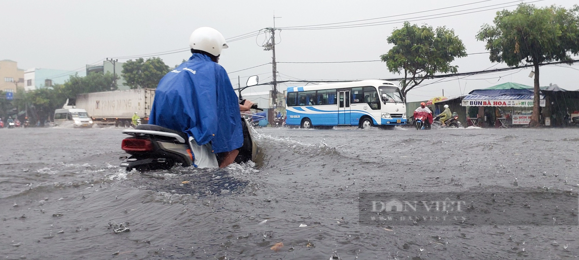 Đường ngập nước lênh láng, người dân chật vật dẫn xe chết máy sau mưa lớn tại Đà Nẵng - Ảnh 4.