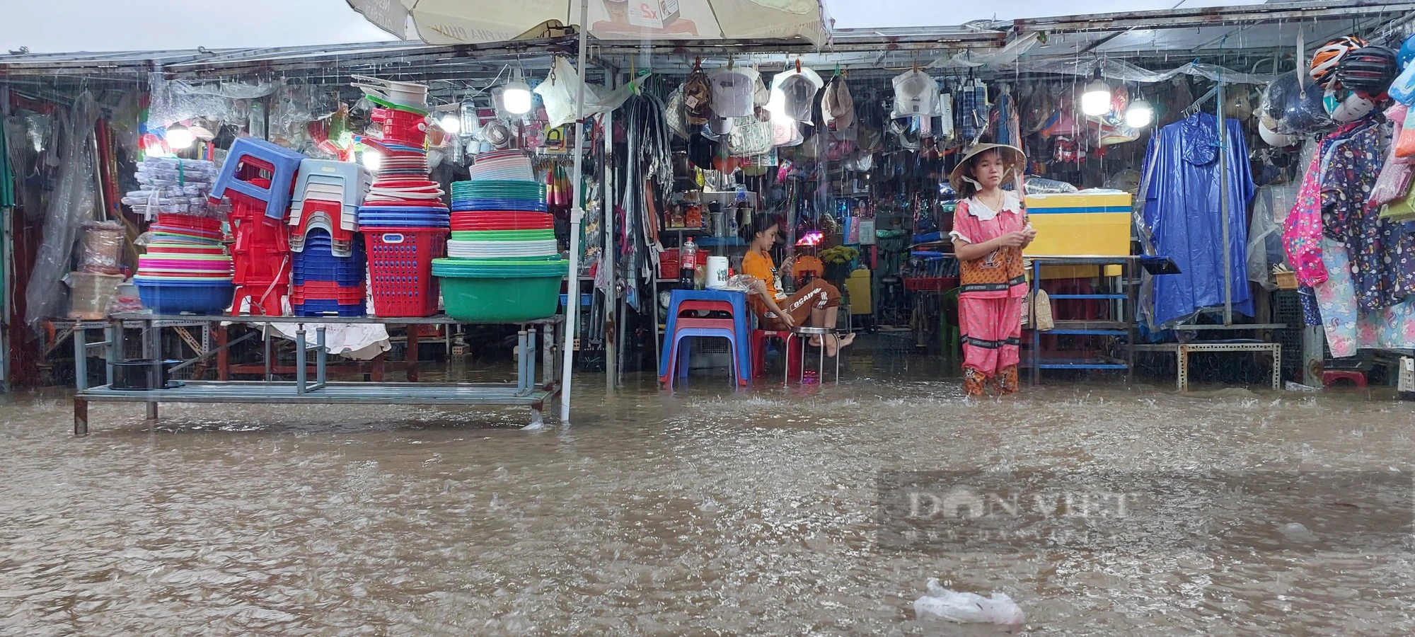 Đường ngập nước lênh láng, người dân chật vật dẫn xe chết máy sau mưa lớn tại Đà Nẵng - Ảnh 5.