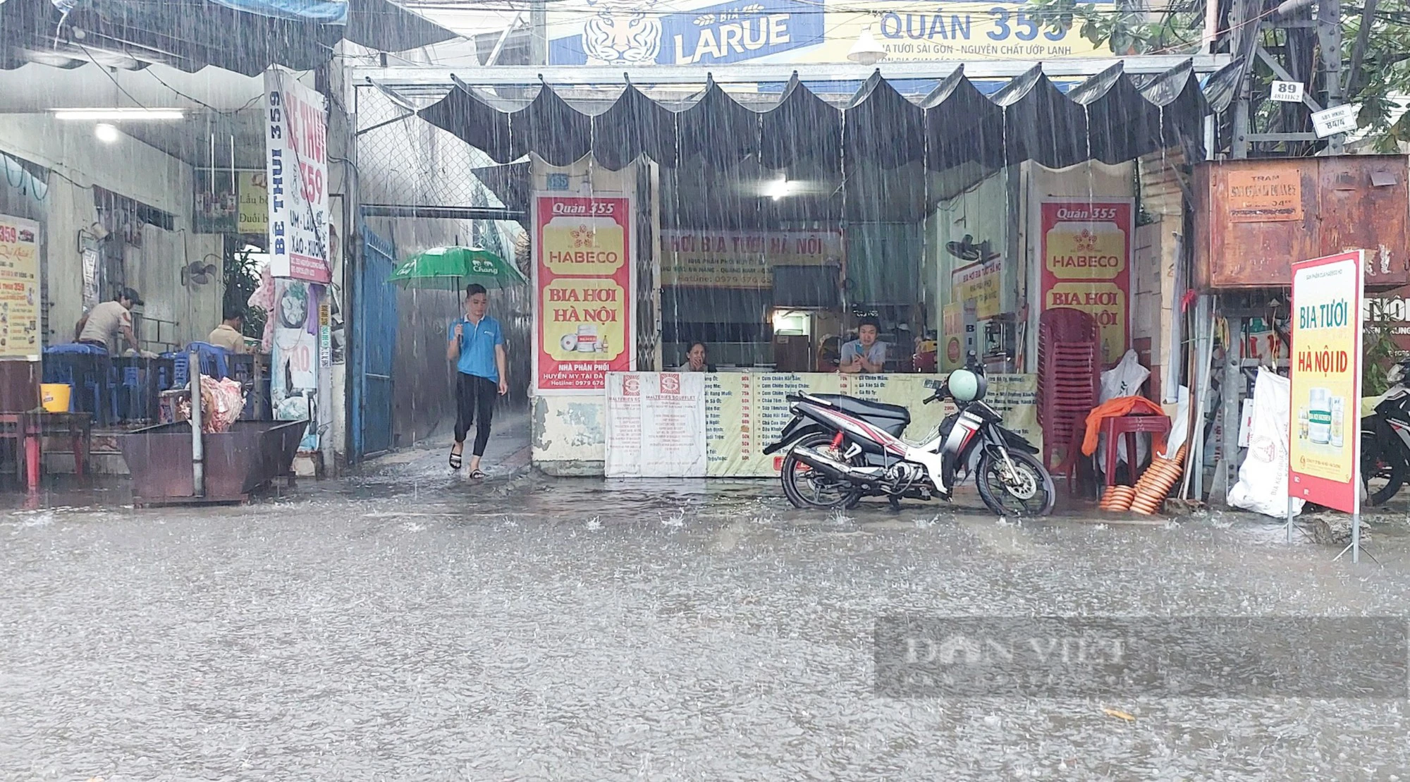Đường ngập nước lênh láng, người dân chật vật dẫn xe chết máy sau mưa lớn tại Đà Nẵng - Ảnh 6.