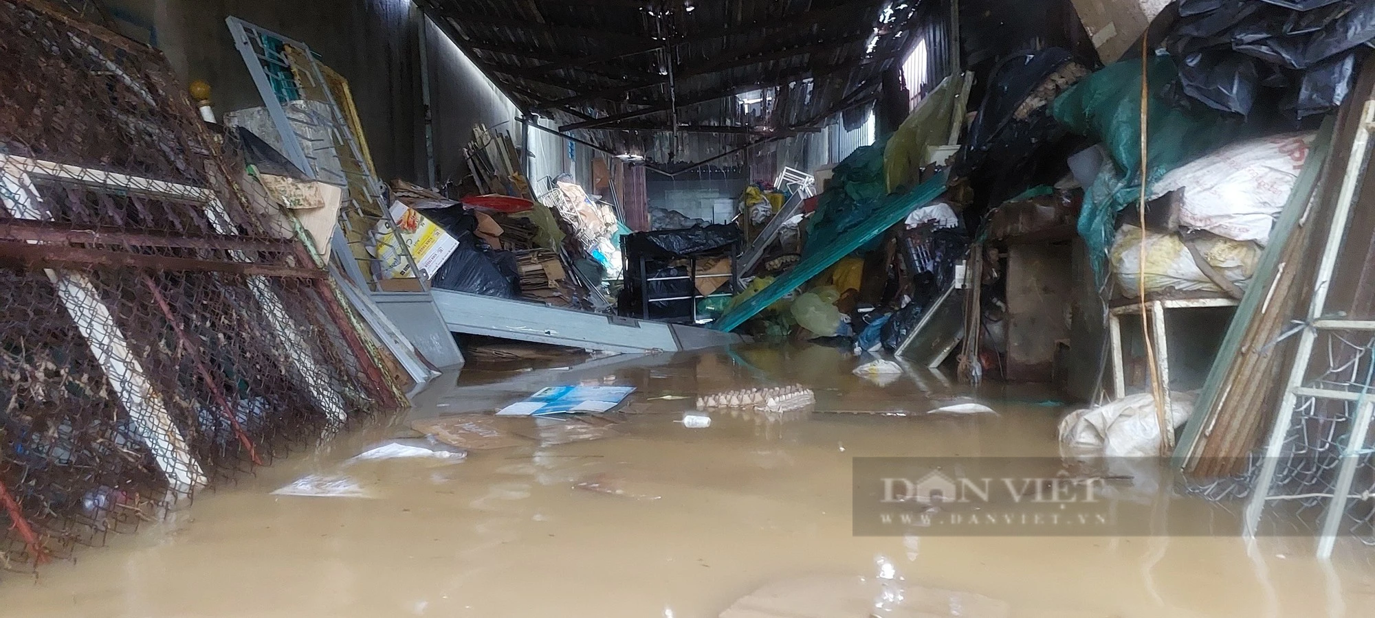 Đường ngập nước lênh láng, người dân chật vật dẫn xe chết máy sau mưa lớn tại Đà Nẵng - Ảnh 7.