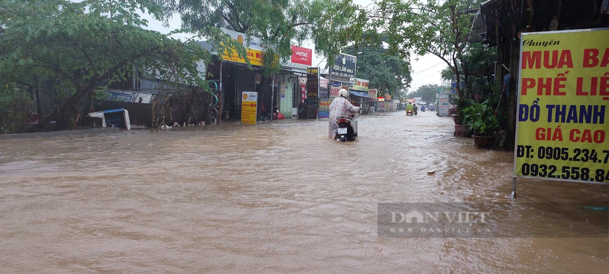 Đường ngập nước lênh láng, người dân chật vật dẫn xe chết máy sau mưa lớn tại Đà Nẵng - Ảnh 8.