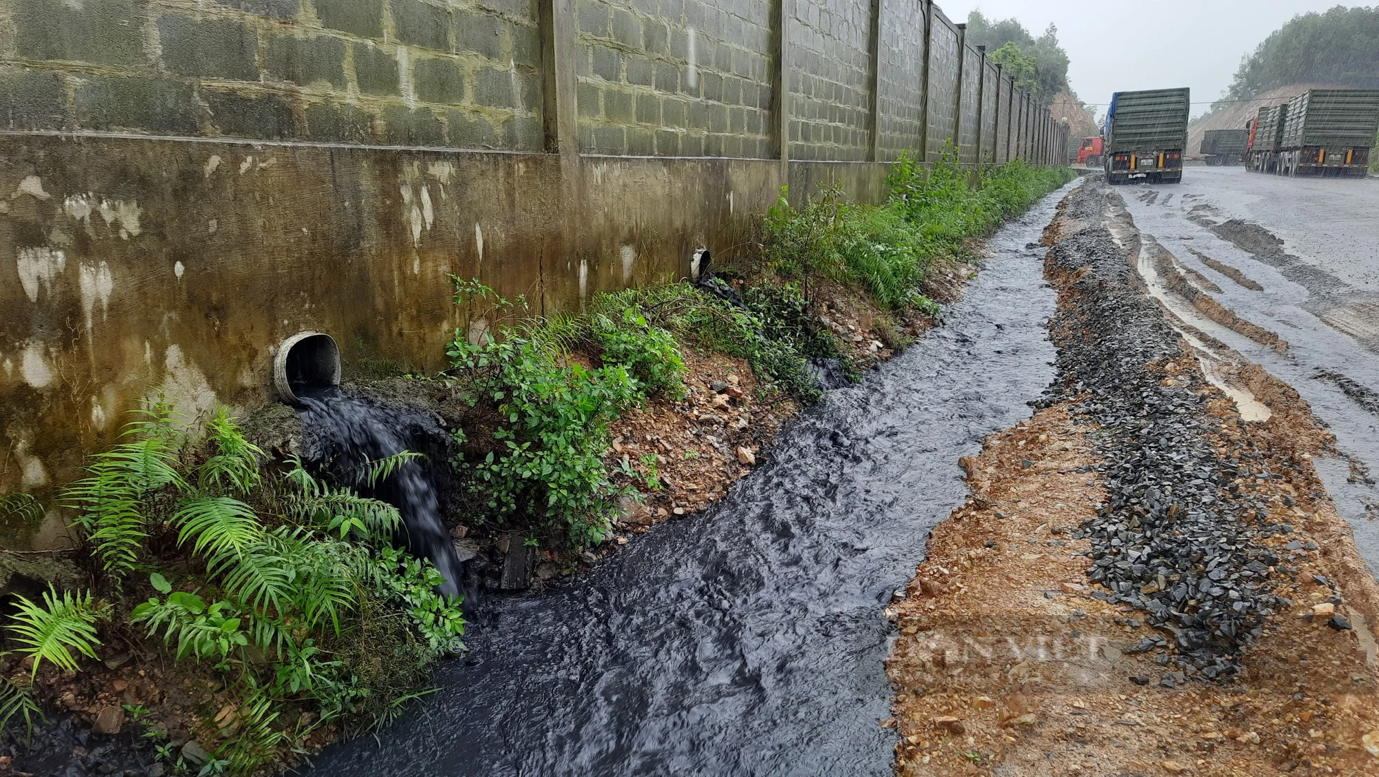 Mục sở thị “Thác nước đen” xả thải ra môi trường ở Quảng Trị - Ảnh 1.