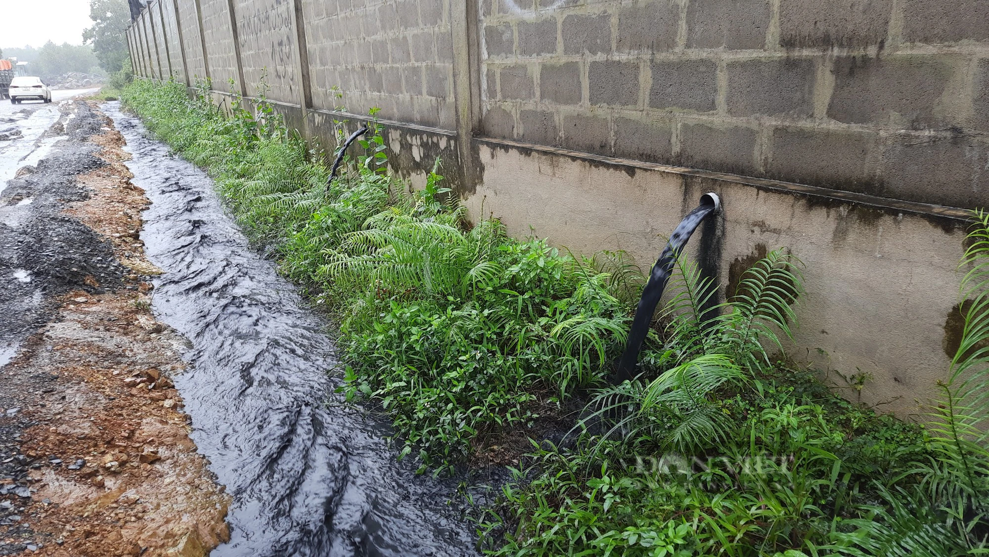 Mục sở thị “Thác nước đen” xả thải ra môi trường ở Quảng Trị - Ảnh 3.