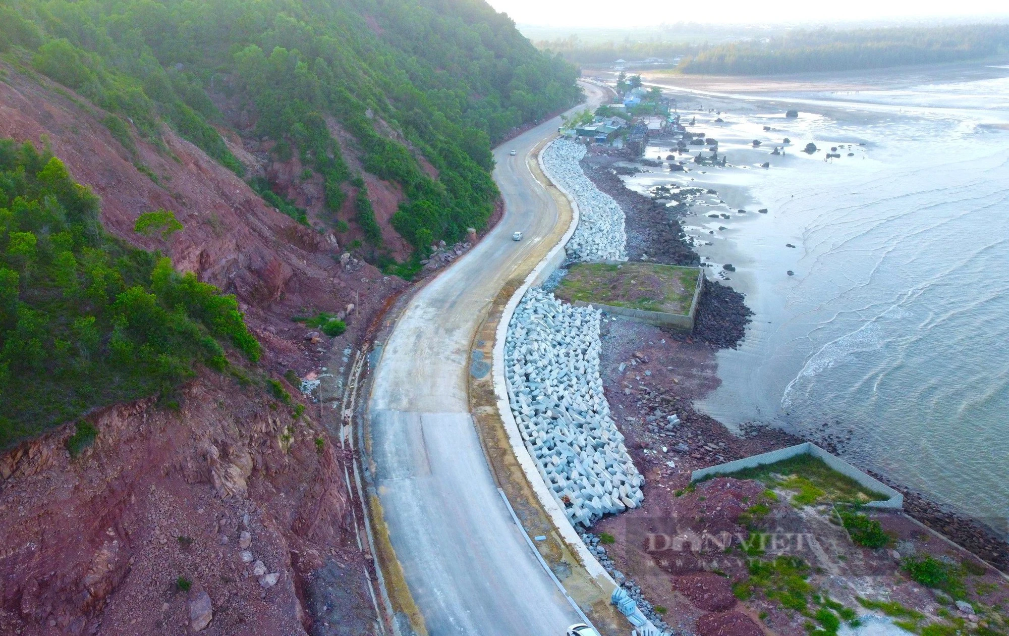 Ngắm tuyến đường nghìn tỷ đẹp như phim chạy dọc ven biển ở tỉnh Nghệ An - Ảnh 1.