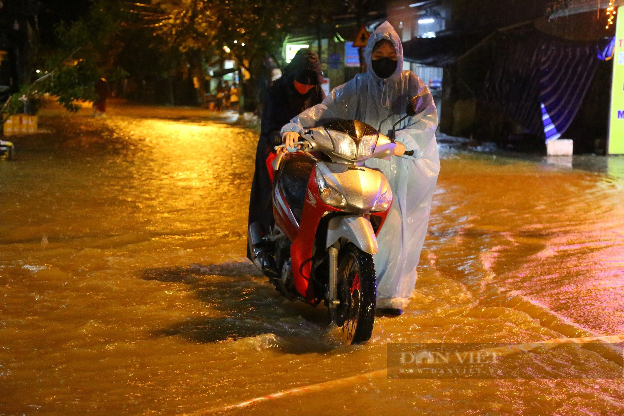 Khu dân cư ngập sâu, khẩn trương sơ tán người dân trong đêm tại Đà Nẵng - Ảnh 2.