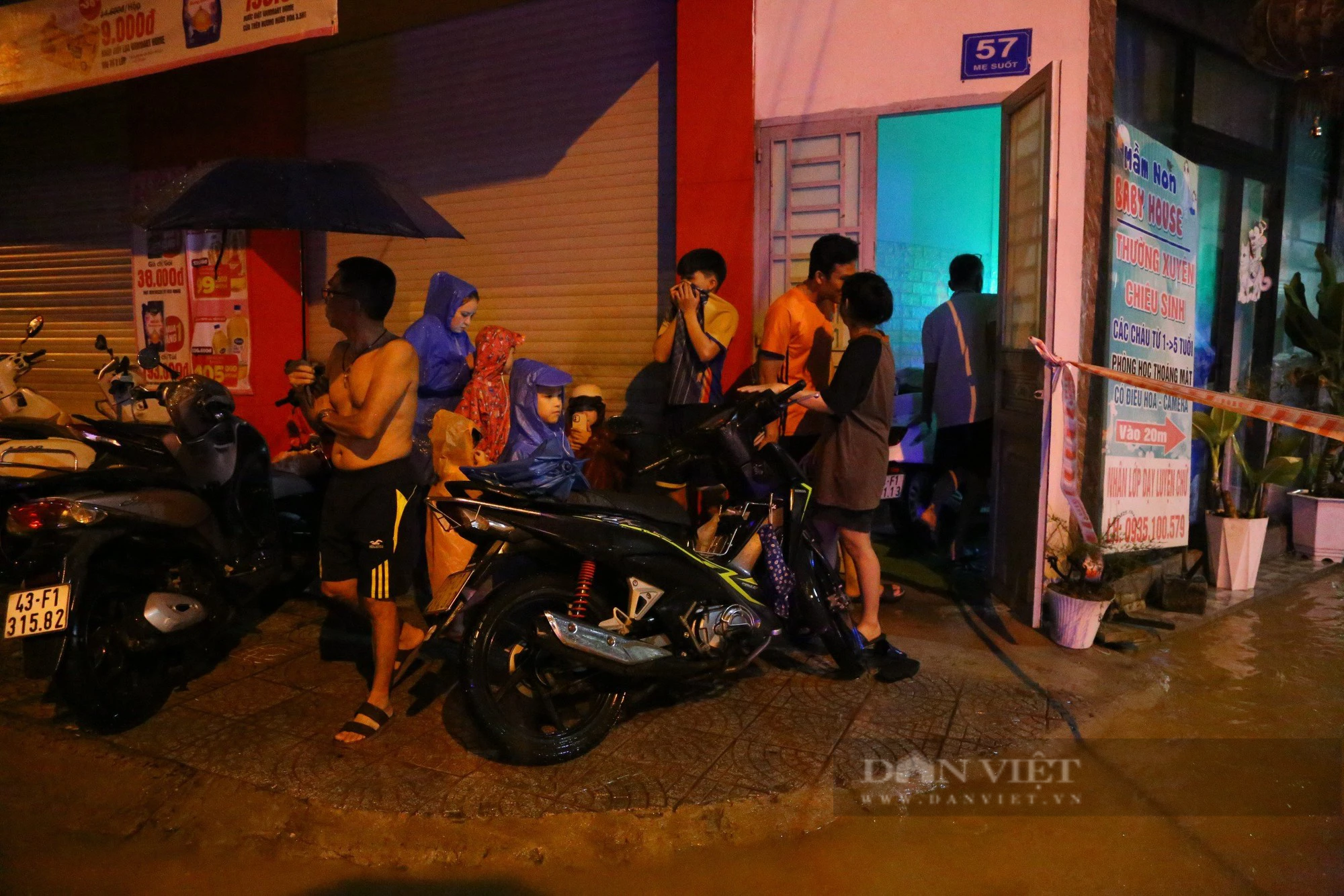 Khu dân cư ngập sâu, khẩn trương sơ tán người dân trong đêm tại Đà Nẵng - Ảnh 4.