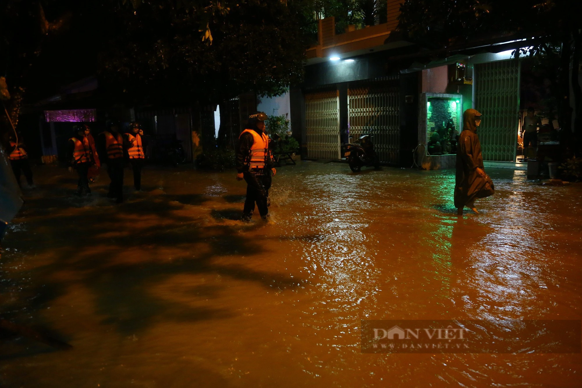 Khu dân cư ngập sâu, khẩn trương sơ tán người dân trong đêm tại Đà Nẵng - Ảnh 9.