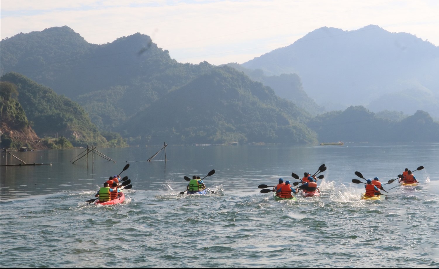 Hòa Bình: Đà Bắc sắp tổ chức đua thuyền Kayak - Ảnh 1.