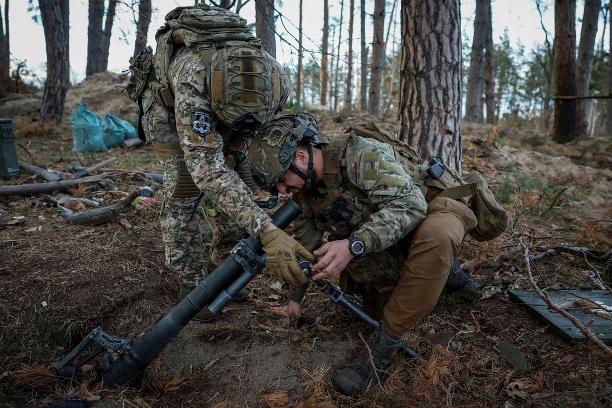 Chùm ảnh: Binh sĩ Ukraine chiến đấu đến kiệt sức khi chiến tranh bước sang mùa đông thứ 2 - Ảnh 12.