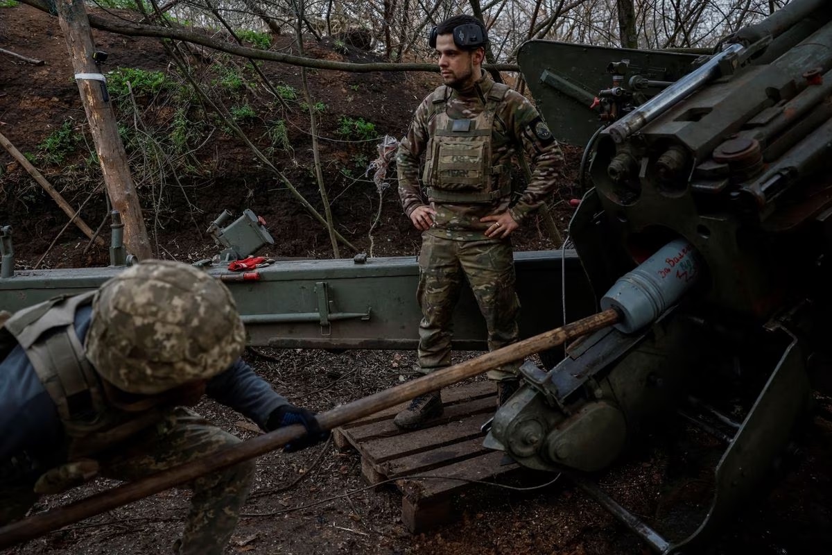 Chùm ảnh: Binh sĩ Ukraine chiến đấu đến kiệt sức khi chiến tranh bước sang mùa đông thứ 2 - Ảnh 2.