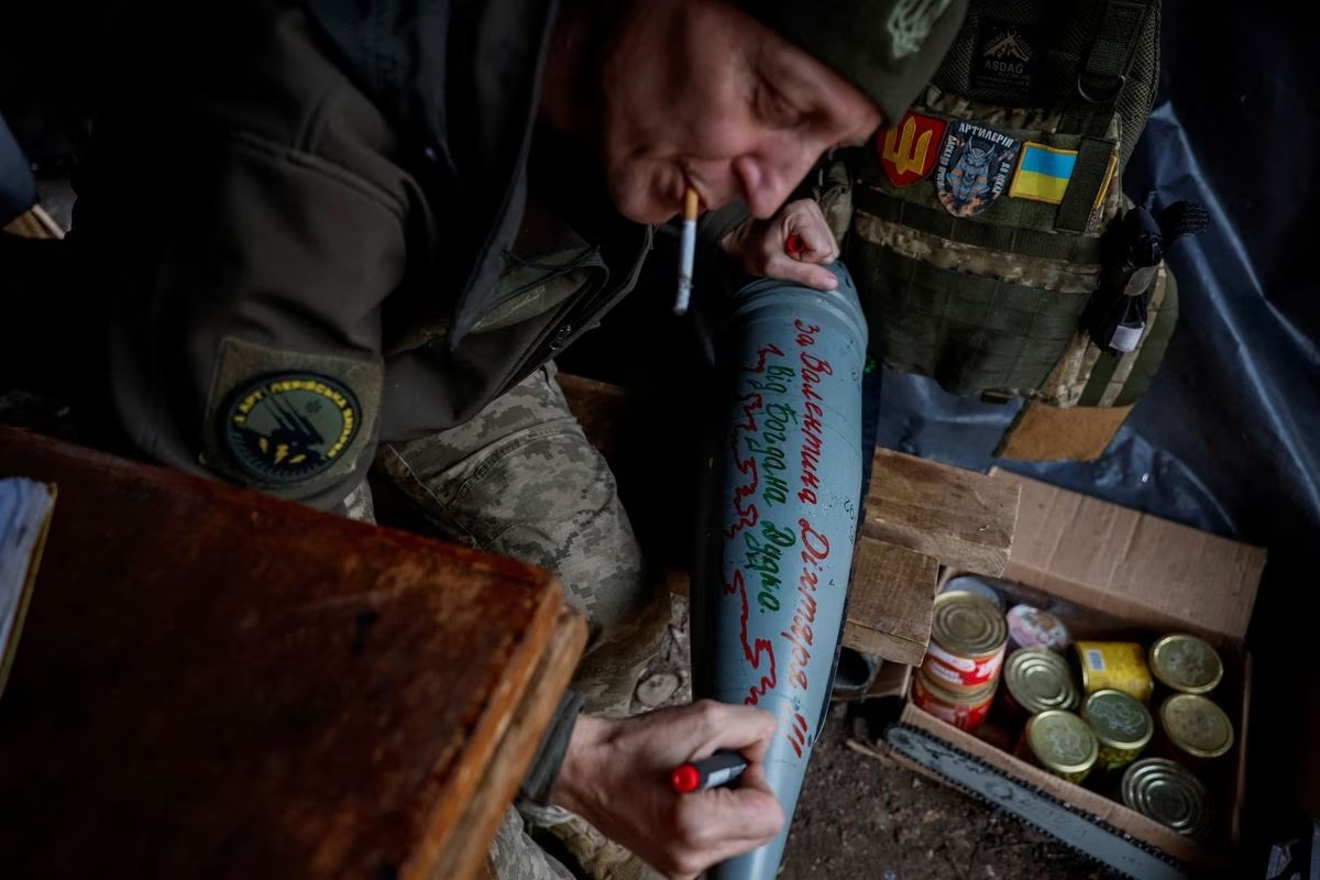 Chùm ảnh: Binh sĩ Ukraine chiến đấu đến kiệt sức khi chiến tranh bước sang mùa đông thứ 2 - Ảnh 3.