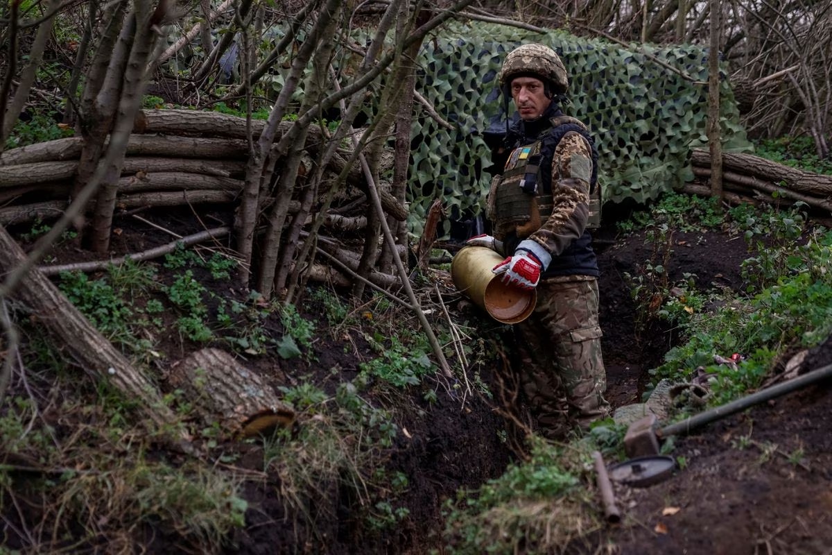 Chùm ảnh: Binh sĩ Ukraine chiến đấu đến kiệt sức khi chiến tranh bước sang mùa đông thứ 2 - Ảnh 4.