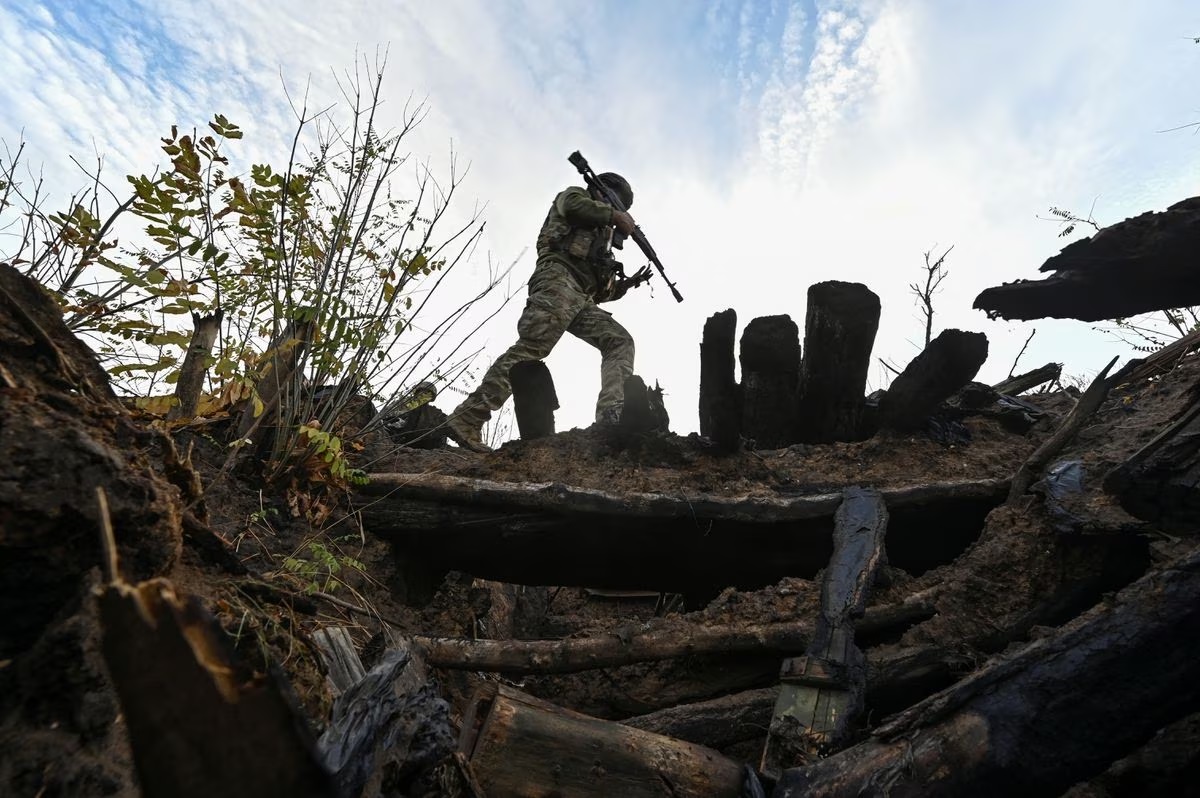 Chùm ảnh: Binh sĩ Ukraine chiến đấu đến kiệt sức khi chiến tranh bước sang mùa đông thứ 2 - Ảnh 5.
