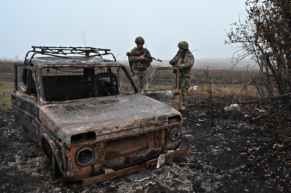 Chùm ảnh: Binh sĩ Ukraine chiến đấu đến kiệt sức khi chiến tranh bước sang mùa đông thứ 2 - Ảnh 6.
