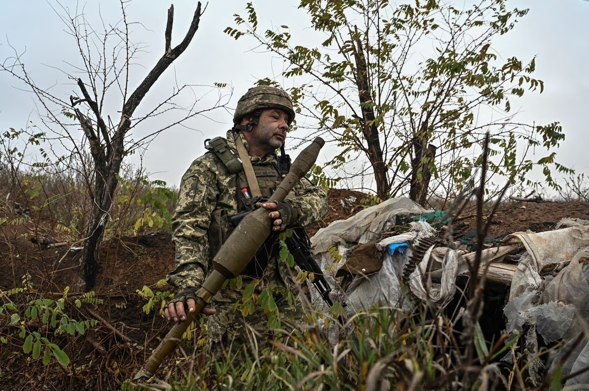 Chùm ảnh: Binh sĩ Ukraine chiến đấu đến kiệt sức khi chiến tranh bước sang mùa đông thứ 2 - Ảnh 7.