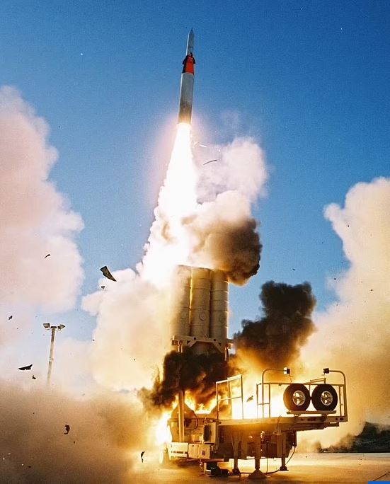Israel bắn hạ tên lửa bay ngoài Trái đất: Không gian trở thành vùng chiến sự - Ảnh 1.