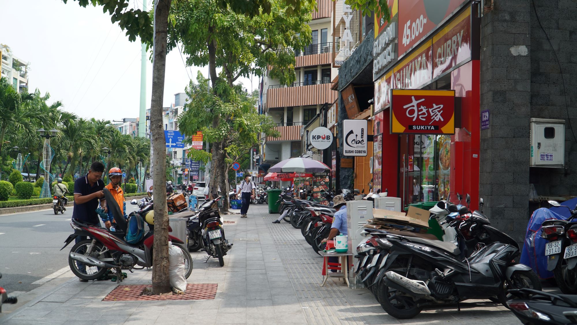 Mở phố ẩm thực Phan Xích Long, các chủ kinh doanh vừa mừng vừa lo giá mặt bằng tăng - Ảnh 6.