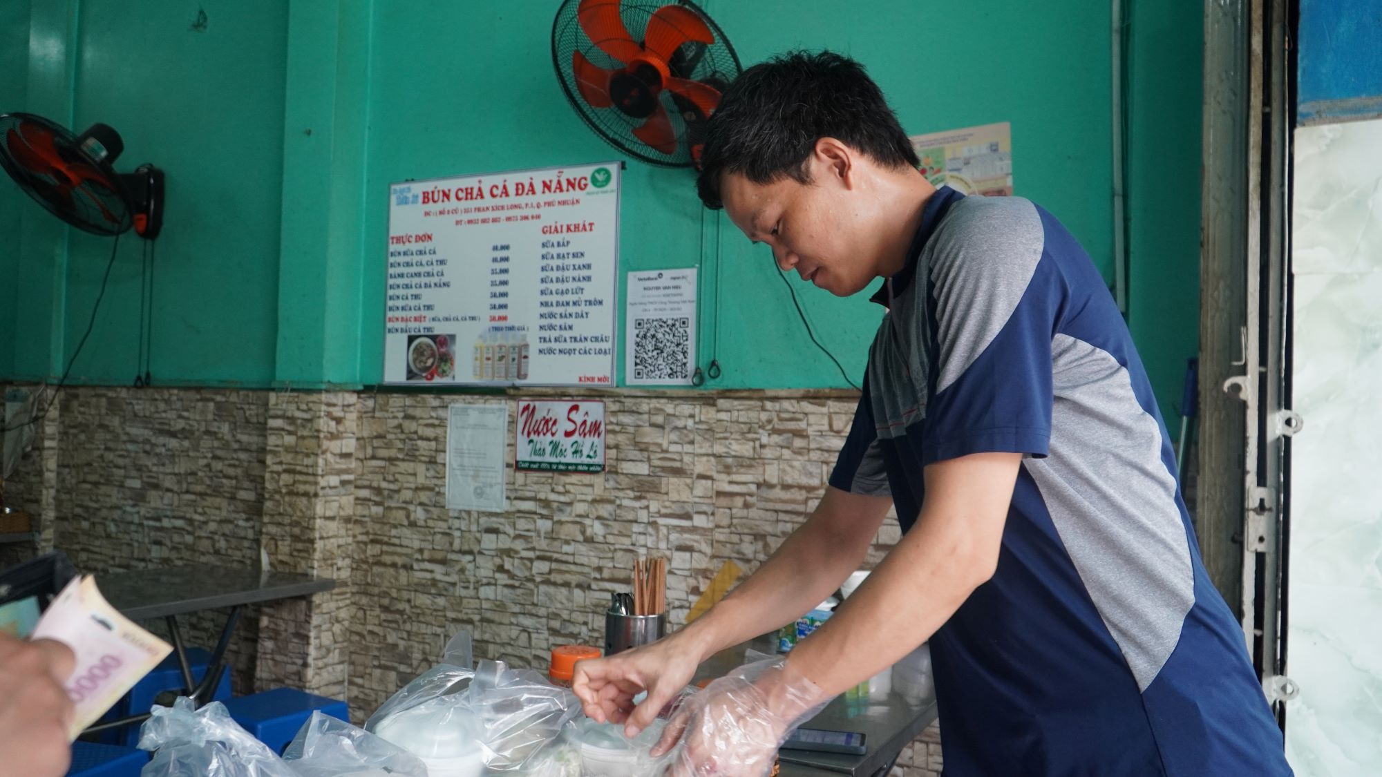 Mở phố ẩm thực Phan Xích Long, các chủ kinh doanh vừa mừng vừa lo giá mặt bằng tăng - Ảnh 3.