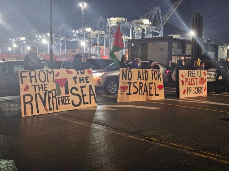 Người biểu tình chặn tàu quân sự Mỹ được cho là chở vũ khí cho Israel - Ảnh 1.