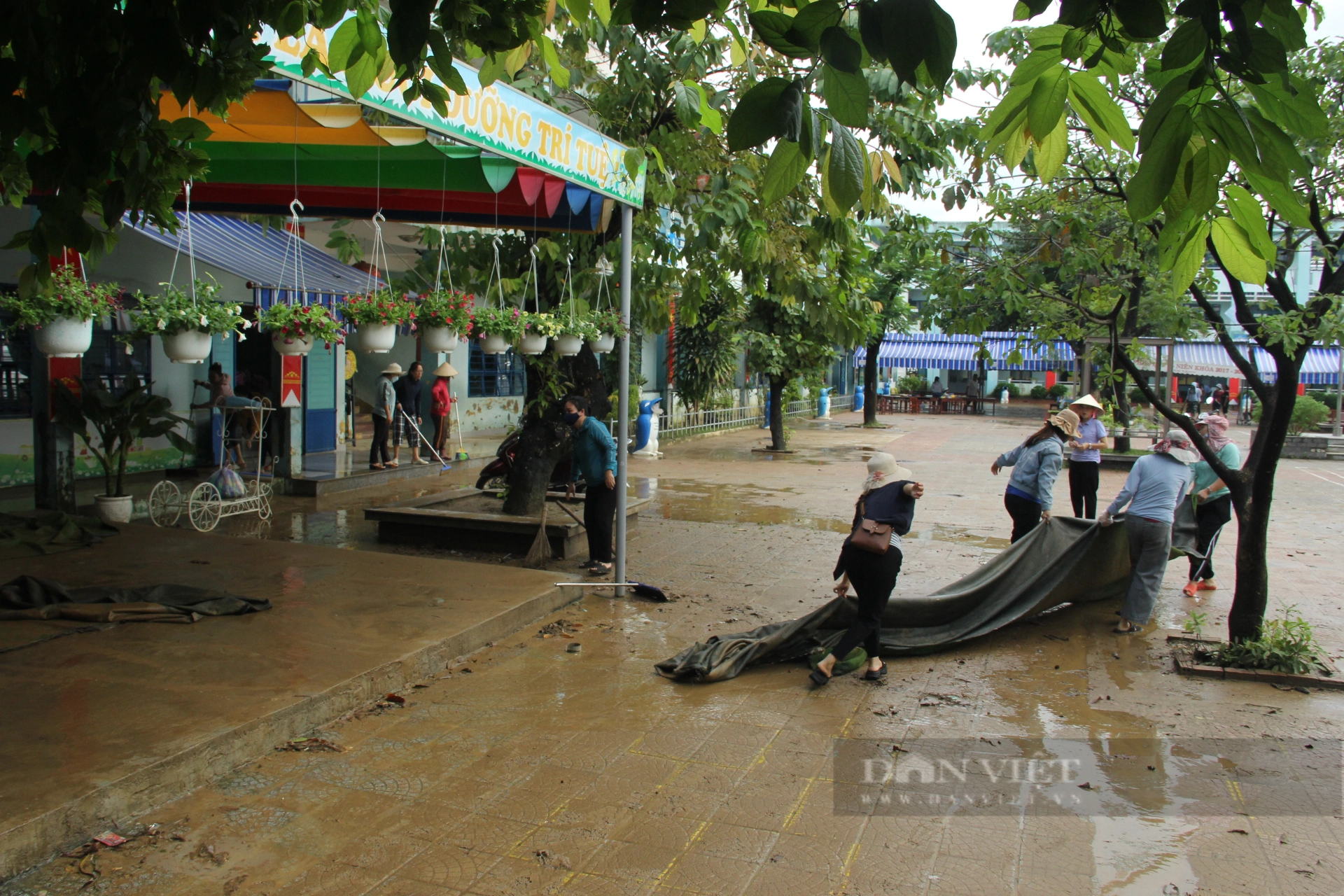 Thầy cô tất tả dọn bùn đất tràn vào trường lớp sau mưa ngập tại Đà Nẵng - Ảnh 1.