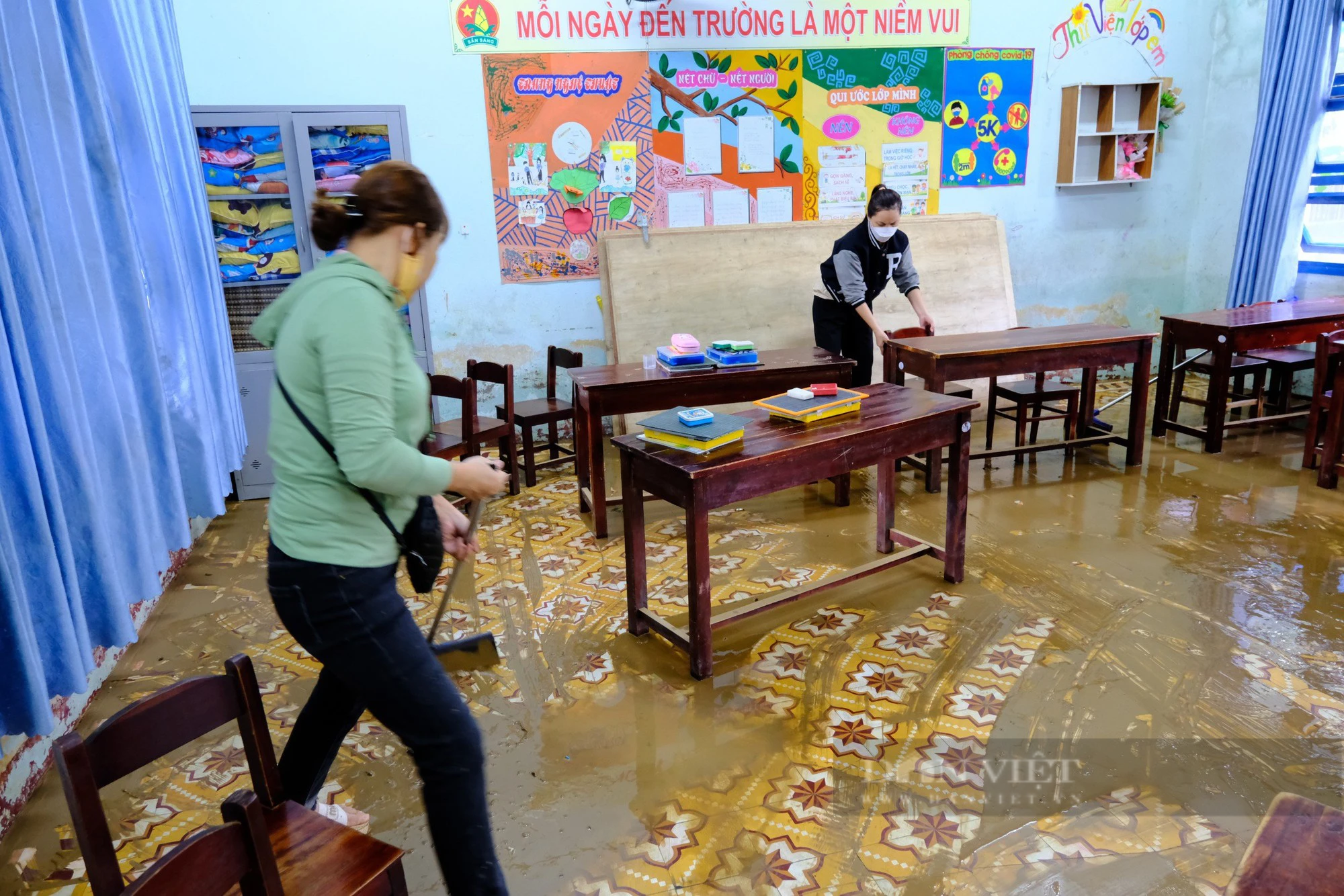 Thầy cô tất tả dọn bùn đất tràn vào trường lớp sau mưa ngập tại Đà Nẵng - Ảnh 2.