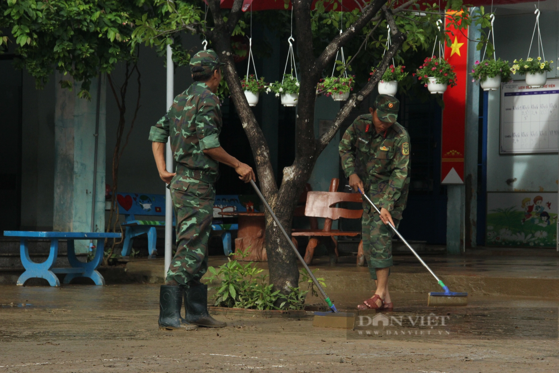 Thầy cô tất tả dọn bùn đất tràn vào trường lớp sau mưa ngập tại Đà Nẵng - Ảnh 3.