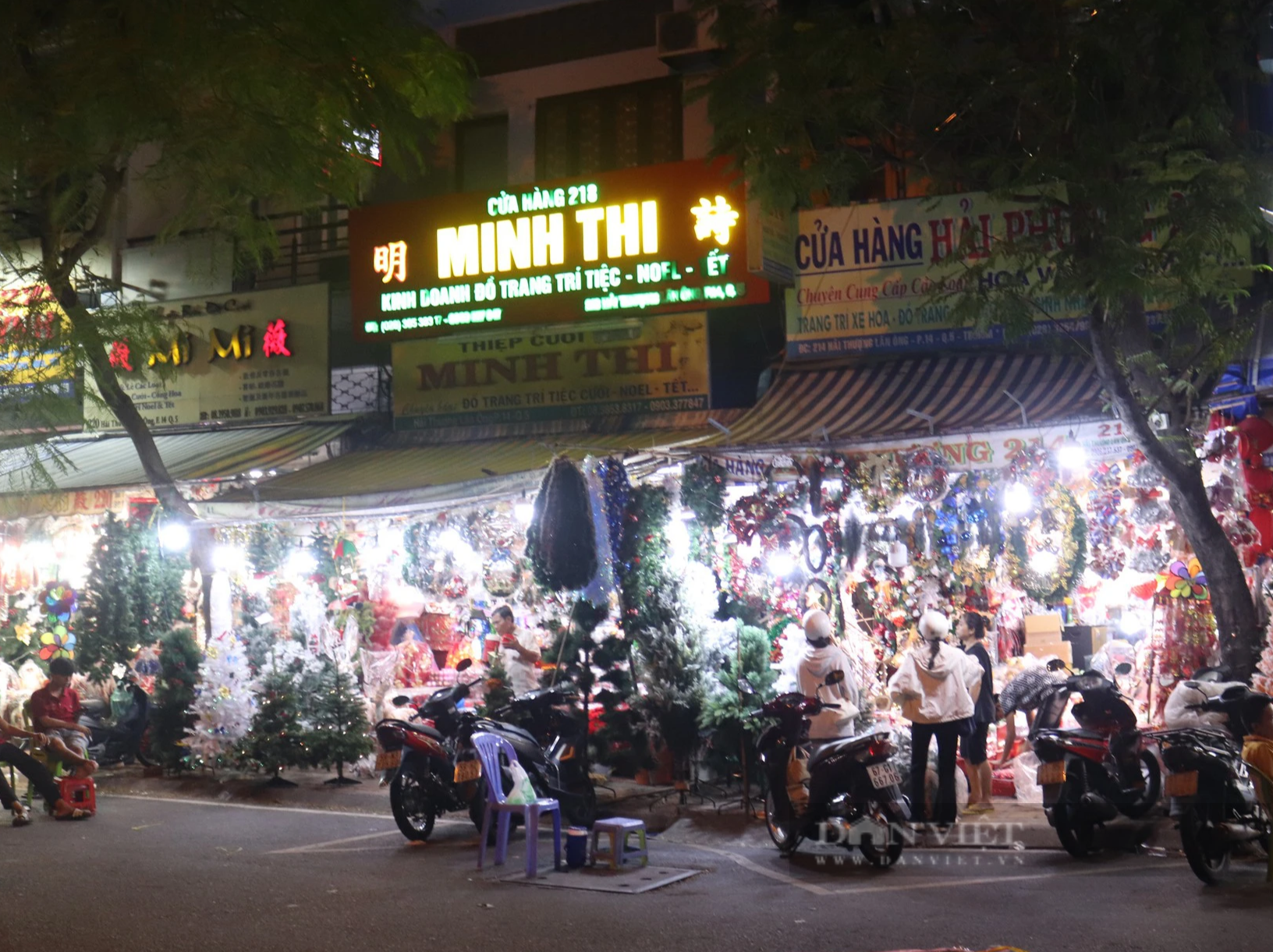 Con đường Giáng sinh lớn nhất Sài Gòn đã “lên đồ”, khách tấp nập mua thông về chơi Noel sớm - Ảnh 1.