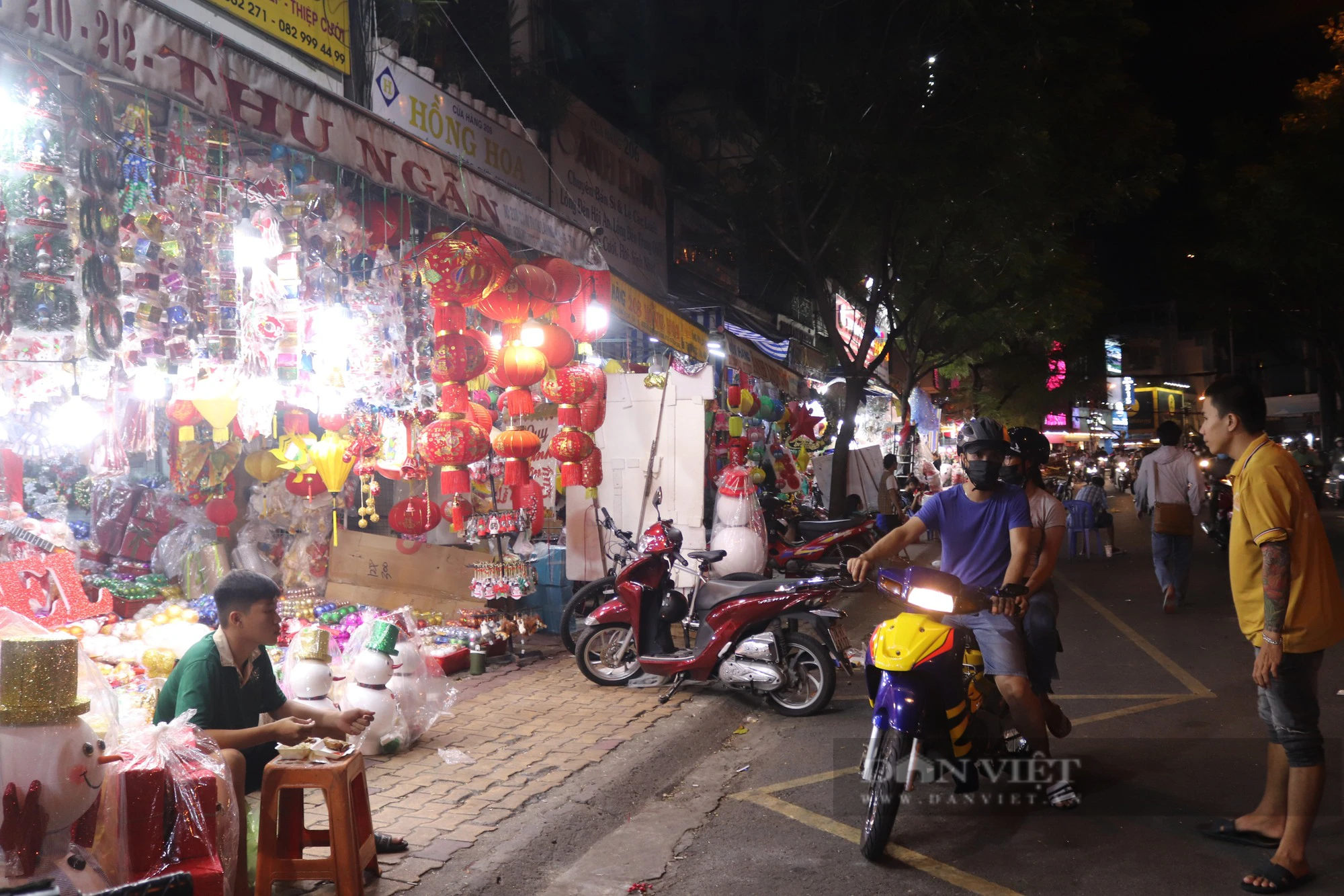Con đường Giáng sinh lớn nhất Sài Gòn đã “lên đồ”, khách tấp nập mua thông về chơi Noel sớm - Ảnh 6.