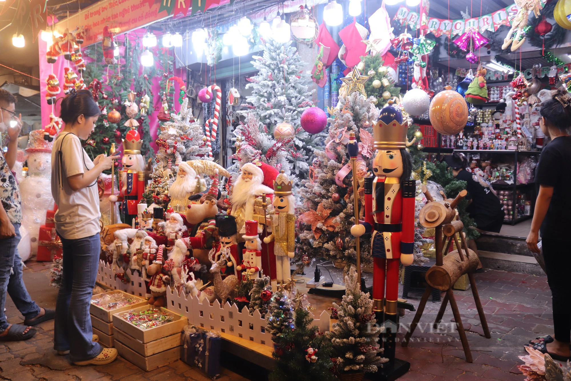 Con đường Giáng sinh lớn nhất Sài Gòn đã “lên đồ”, khách tấp nập mua thông về chơi Noel sớm - Ảnh 8.