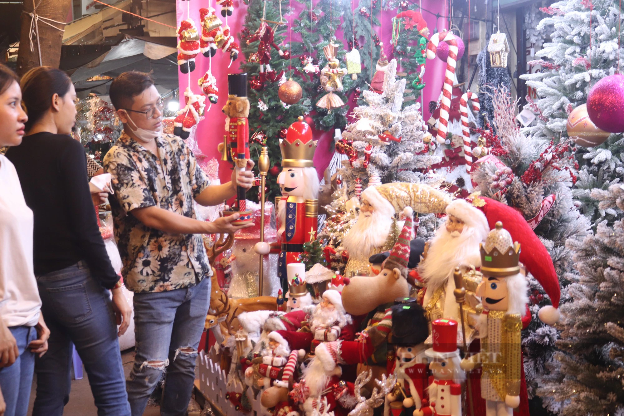 Con đường Giáng sinh lớn nhất Sài Gòn đã “lên đồ”, khách tấp nập mua thông về chơi Noel sớm - Ảnh 9.