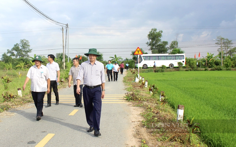 Đoàn công tác của Trung ương Hội Nông dân Việt Nam khảo sát công tác hỗ trợ hội viên nông dân phát triển nông nghiệp, xây dựng nông thôn mới trên địa bàn tỉnh Bình Dương. Ảnh: Nguyên Vỹ