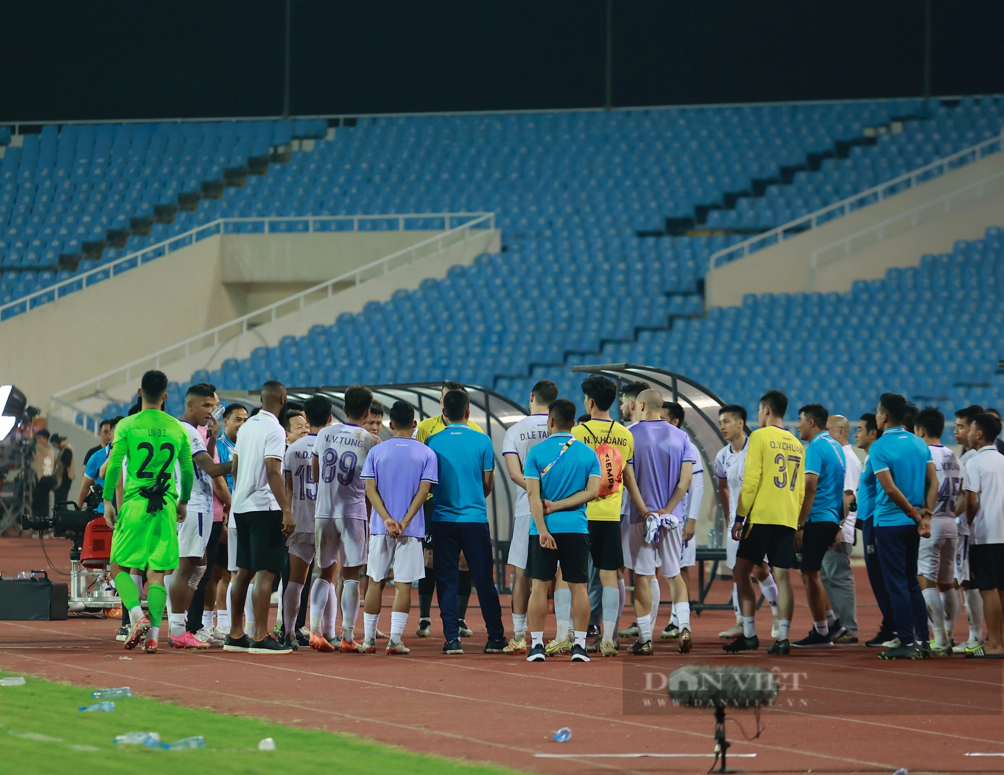 Bầu Hiển xuống sân ăn mừng cùng Hà Nội FC - Ảnh 19.