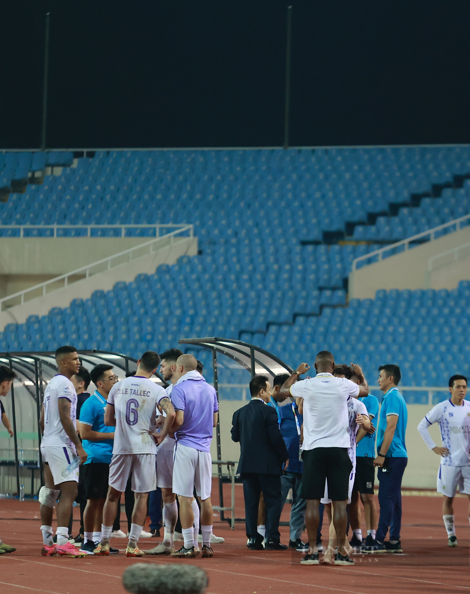 Bầu Hiển xuống sân ăn mừng cùng Hà Nội FC - Ảnh 20.