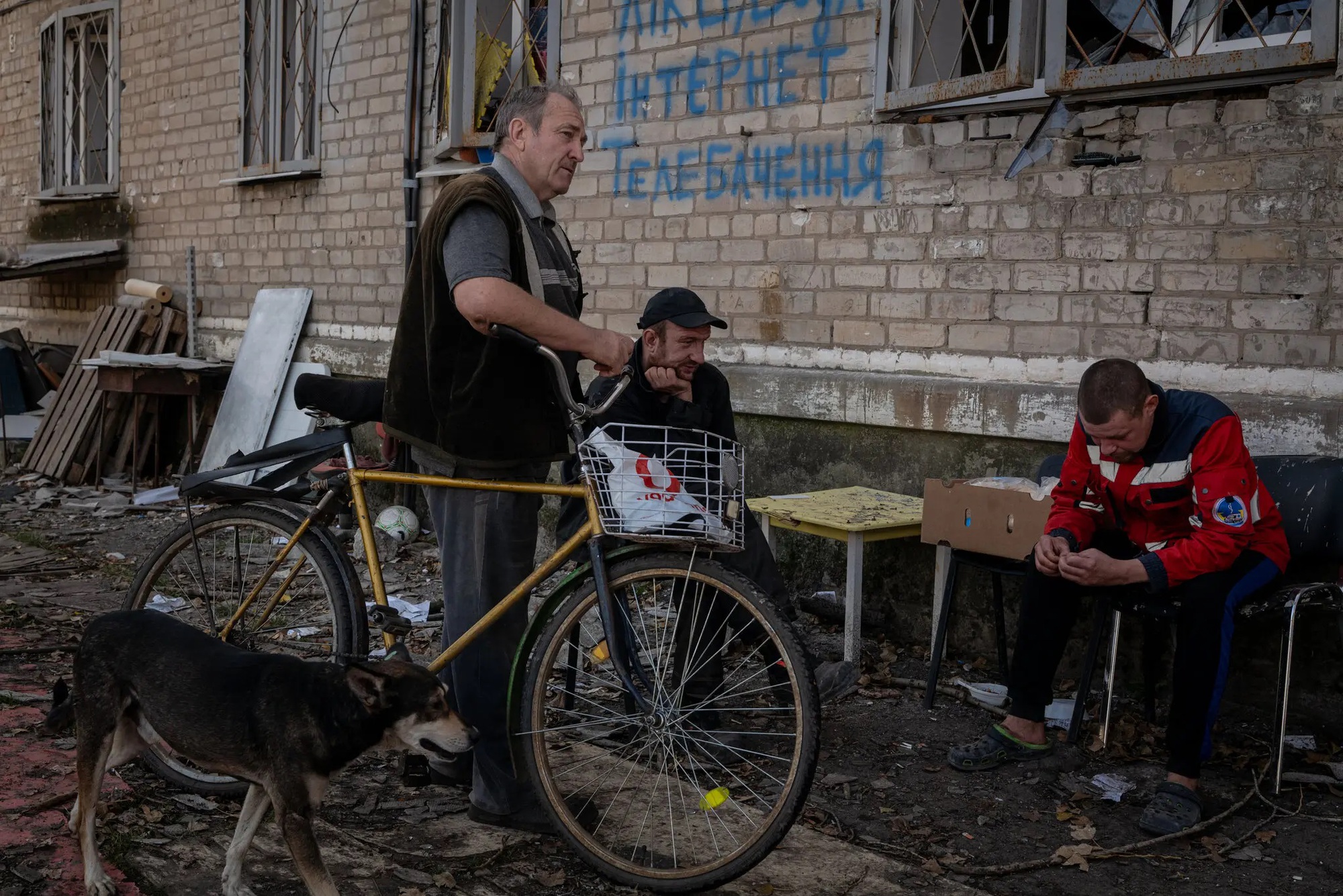 'Tôi đang mơ cuộc chiến sẽ dừng lại': Xung đột với Nga bế tắc thử thách tinh thần của người Ukraine - Ảnh 1.