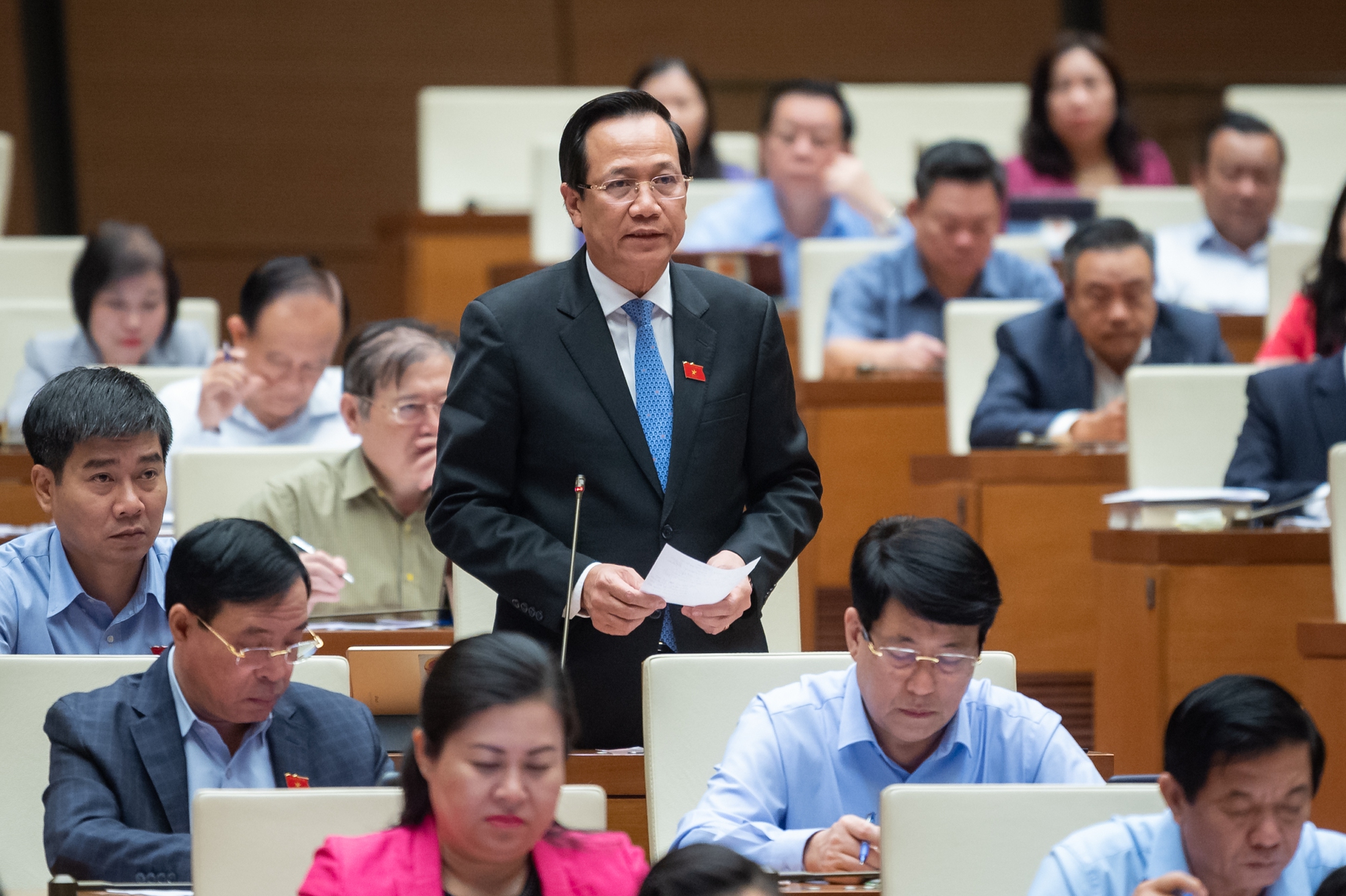 Thủ tướng Phạm Minh Chính bắt đầu đăng đàn trả lời chất vấn tại Quốc hội - Ảnh 2.