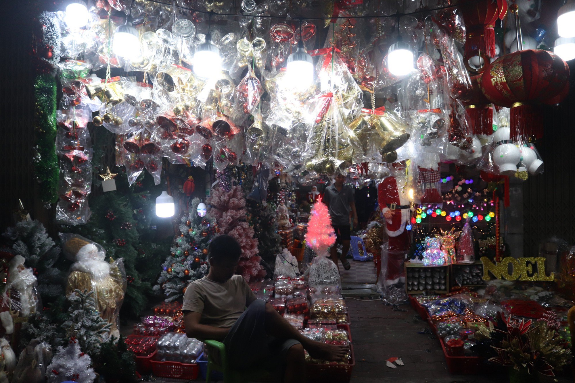 Người dân mua sắm Giáng sinh sớm, chợ đồ trang trí lớn nhất Sài Gòn sáng đèn từ đầu tháng 11 - Ảnh 6.
