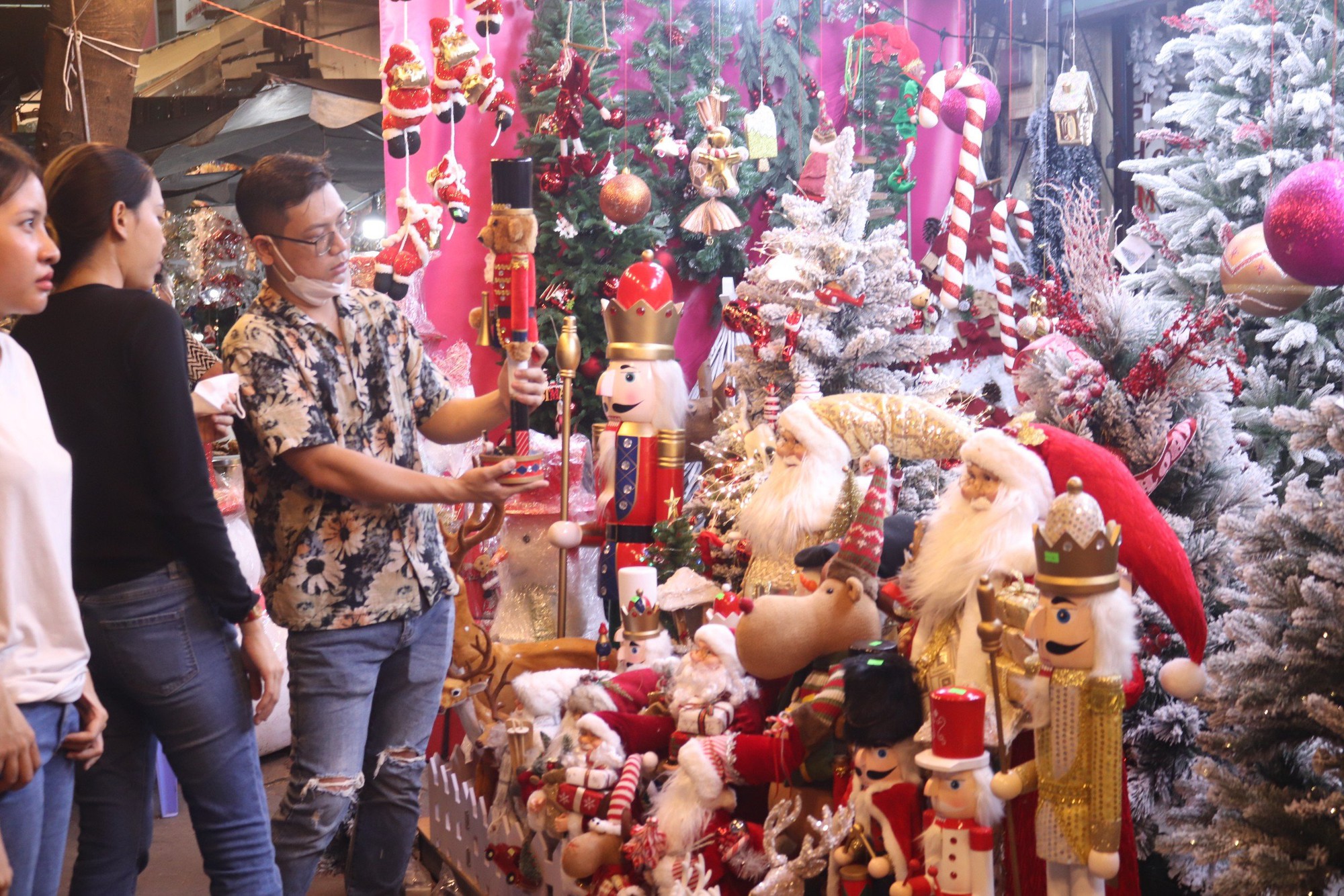Người dân mua sắm Giáng sinh sớm, chợ đồ trang trí lớn nhất Sài Gòn sáng đèn từ đầu tháng 11 - Ảnh 3.