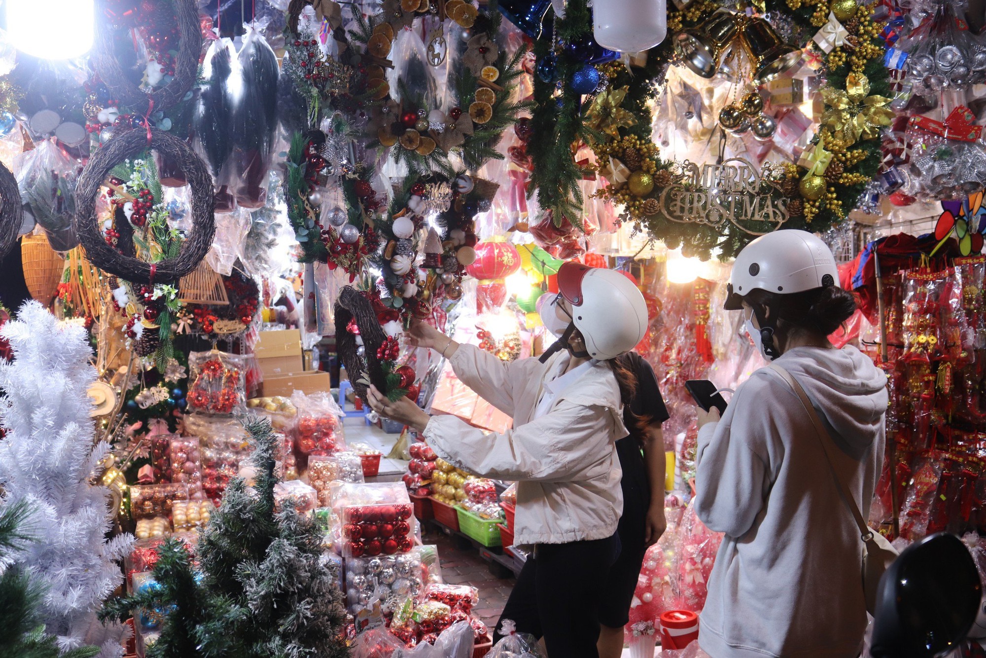 Người dân mua sắm Giáng sinh sớm, chợ đồ trang trí lớn nhất Sài Gòn sáng đèn từ đầu tháng 11 - Ảnh 1.