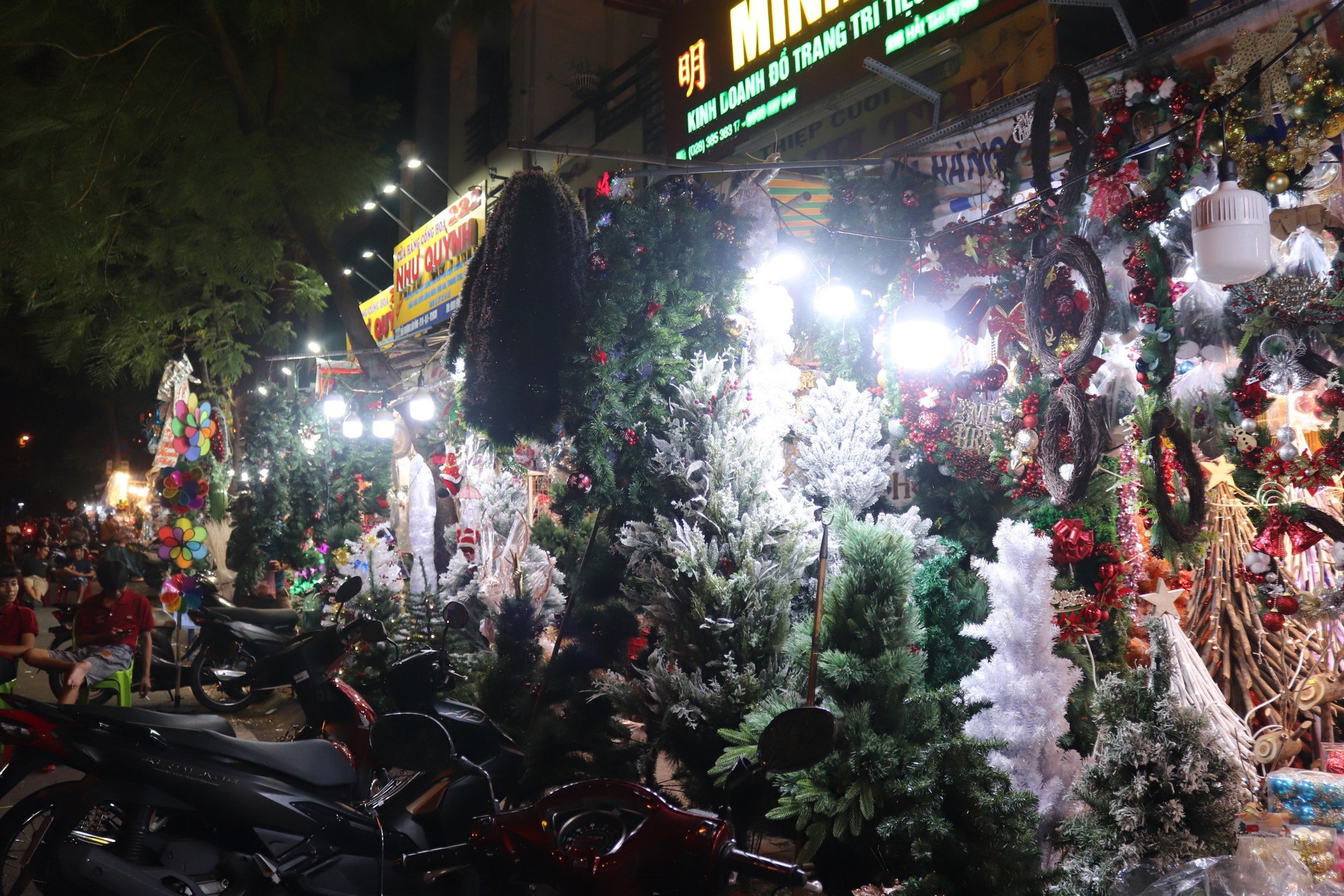 Người dân mua sắm Giáng sinh sớm, chợ đồ trang trí lớn nhất Sài Gòn sáng đèn từ đầu tháng 11 - Ảnh 4.