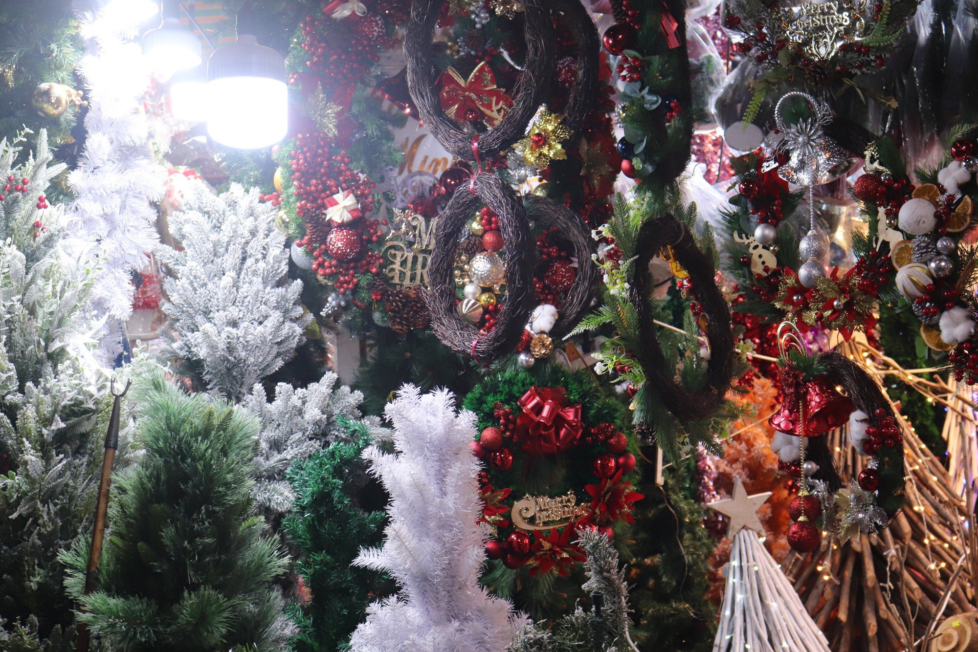 Người dân mua sắm Giáng sinh sớm, chợ đồ trang trí lớn nhất Sài Gòn sáng đèn từ đầu tháng 11 - Ảnh 2.