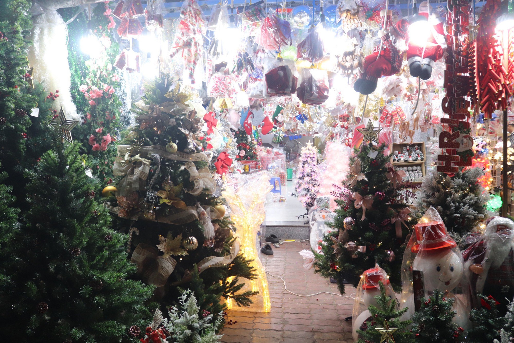 Người dân mua sắm Giáng sinh sớm, chợ đồ trang trí lớn nhất Sài Gòn sáng đèn từ đầu tháng 11 - Ảnh 5.