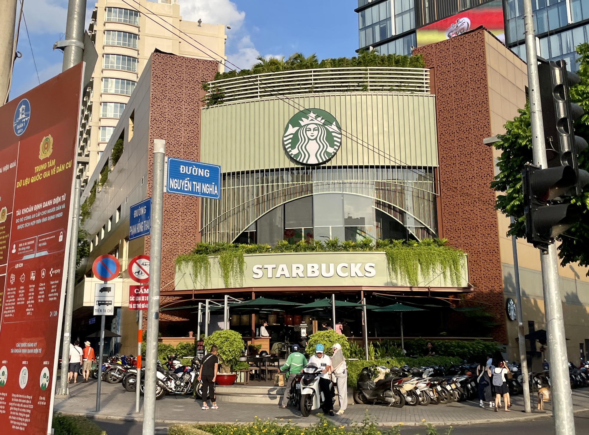 Starbucks âm thầm mở một loạt cửa hàng mới, đấu với Highlands, The Coffee House... - Ảnh 2.