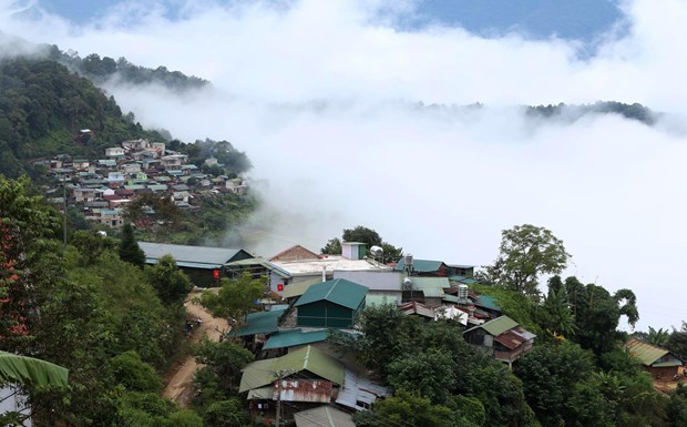 Mây trôi thung lũng cao 1.300m so với mực nước biển, bản làng đẹp như phim ở một xã của Lai Châu - Ảnh 8.
