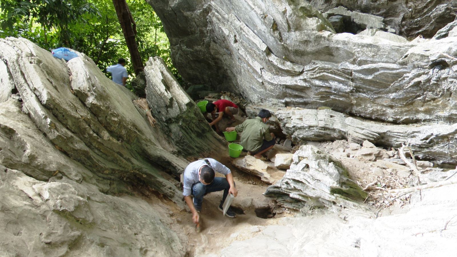 Khai quật khảo cổ một mái đá trong rừng núi này ở Tuyên Quang phát lộ ra nhiều đồ đồng, đồ gốm - Ảnh 2.