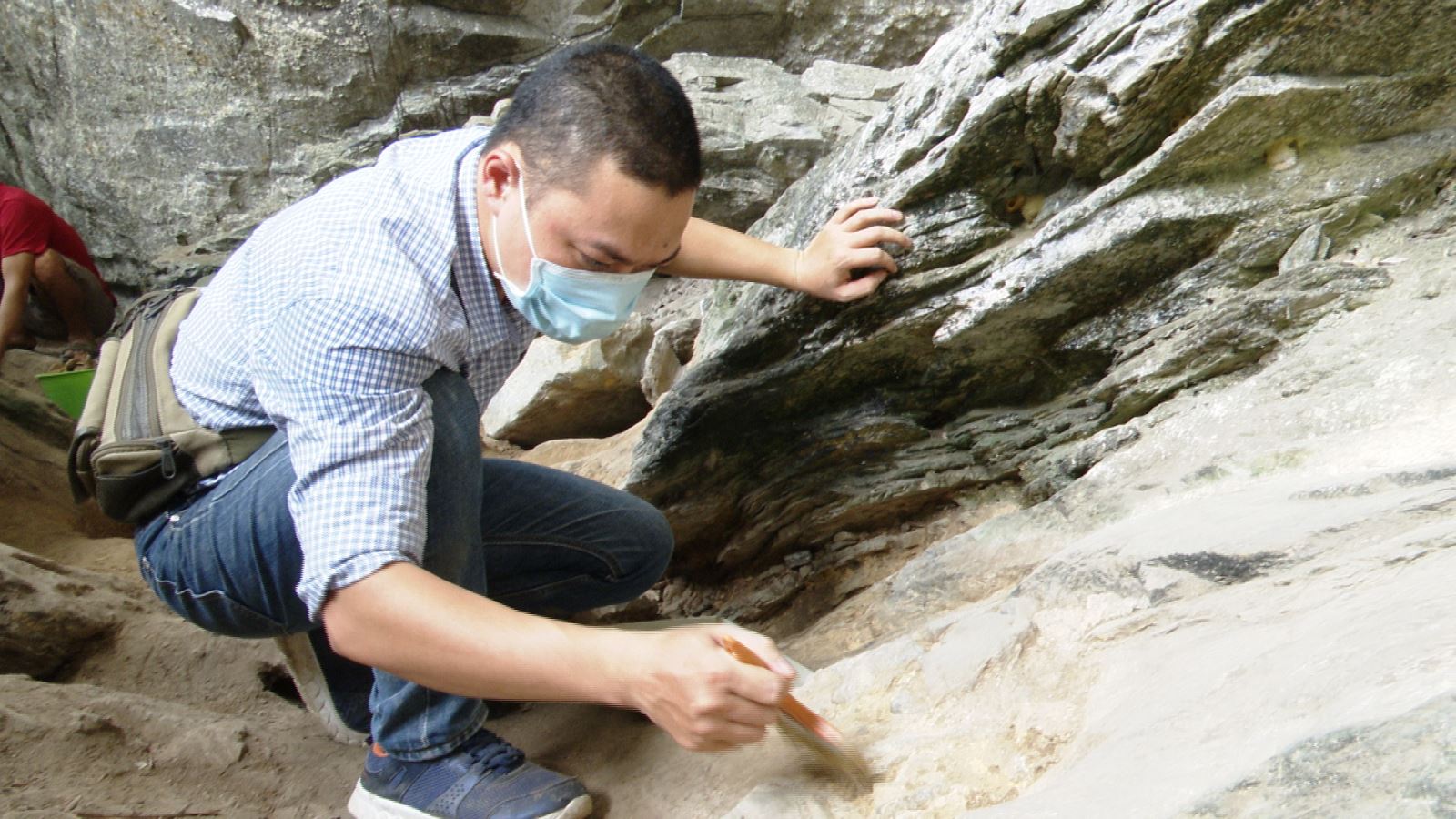 Khai quật khảo cổ một mái đá trong rừng núi này ở Tuyên Quang phát lộ ra nhiều đồ đồng, đồ gốm - Ảnh 6.