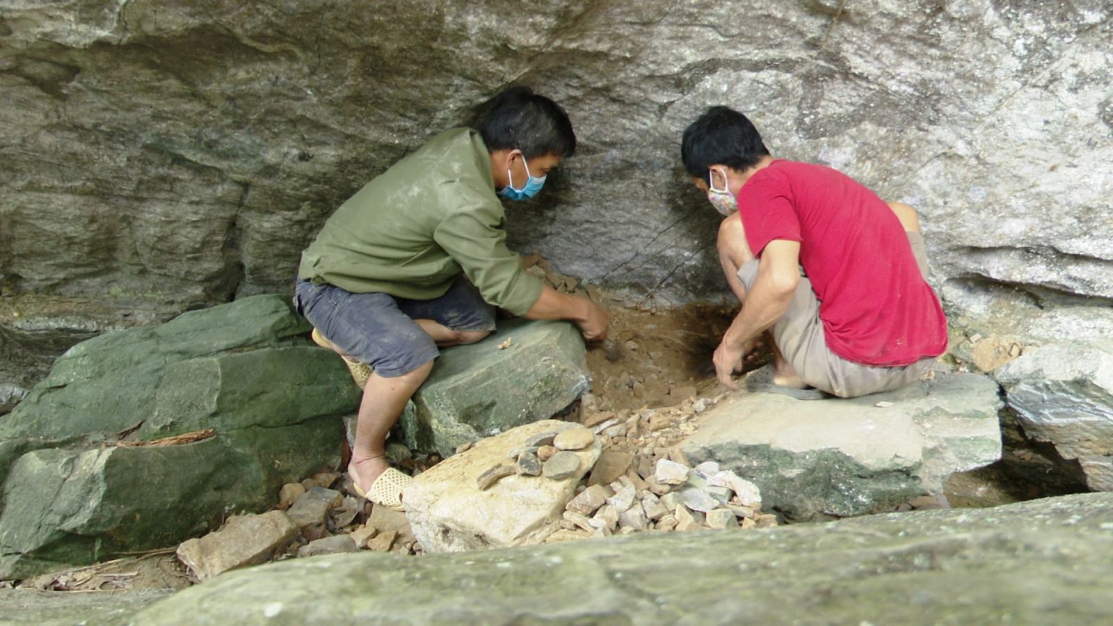 Khai quật khảo cổ một mái đá trong rừng núi này ở Tuyên Quang phát lộ ra nhiều đồ đồng, đồ gốm - Ảnh 3.