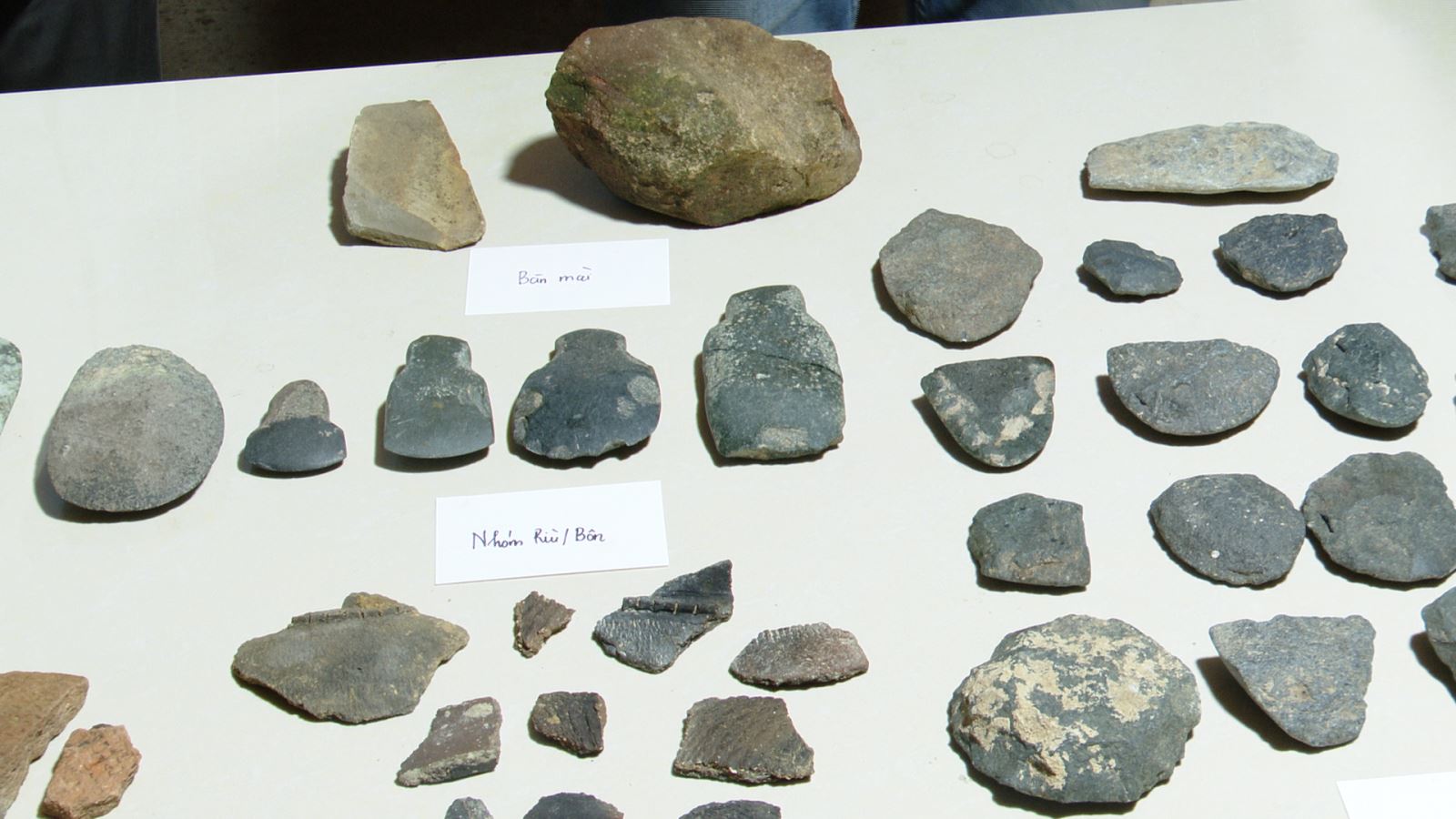 Khai quật khảo cổ một mái đá trong rừng núi này ở Tuyên Quang phát lộ ra nhiều đồ đồng, đồ gốm - Ảnh 9.